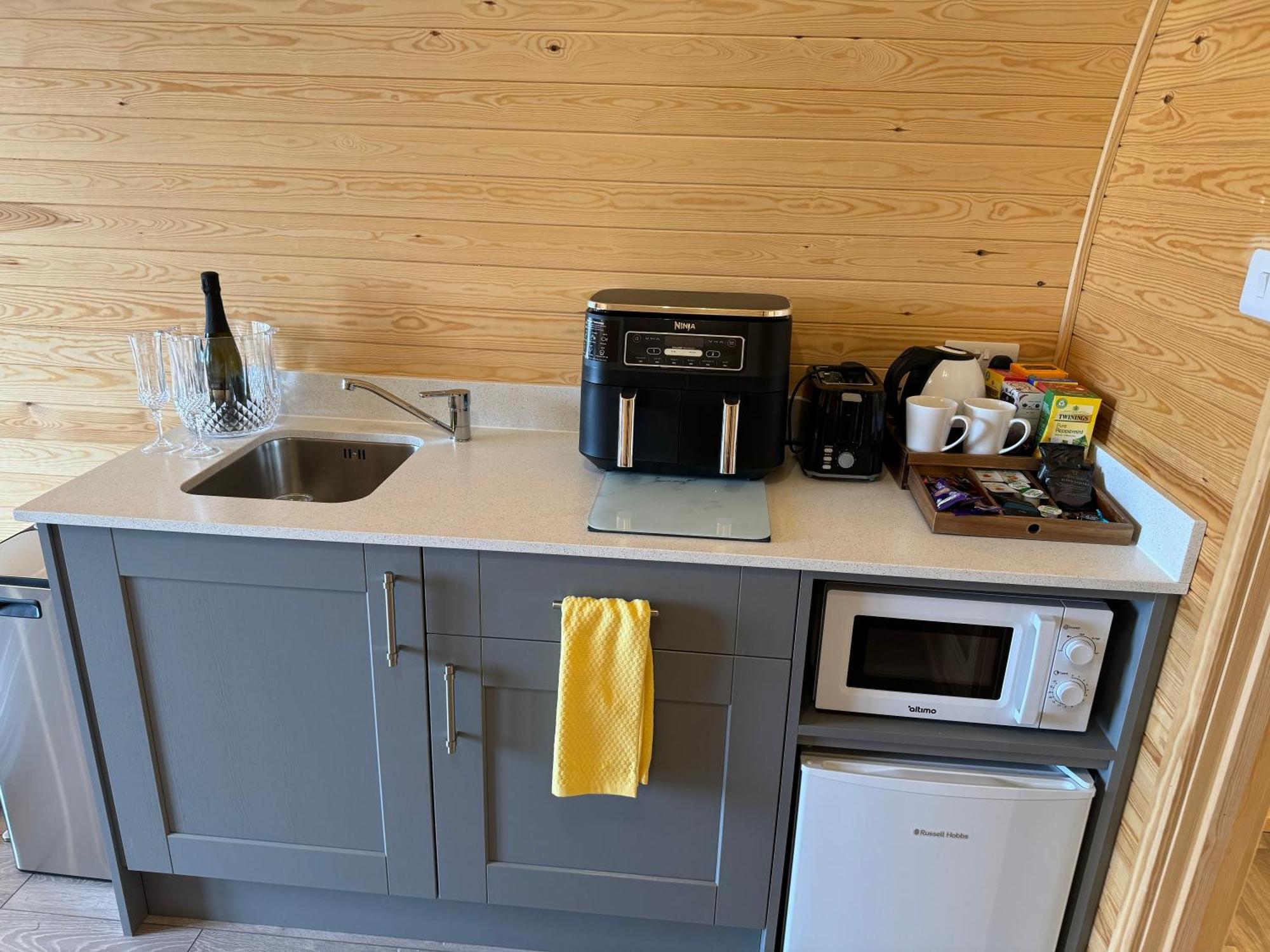 Ffrith Beach Glamping With Hot Tub Hotel Престатин Екстериор снимка